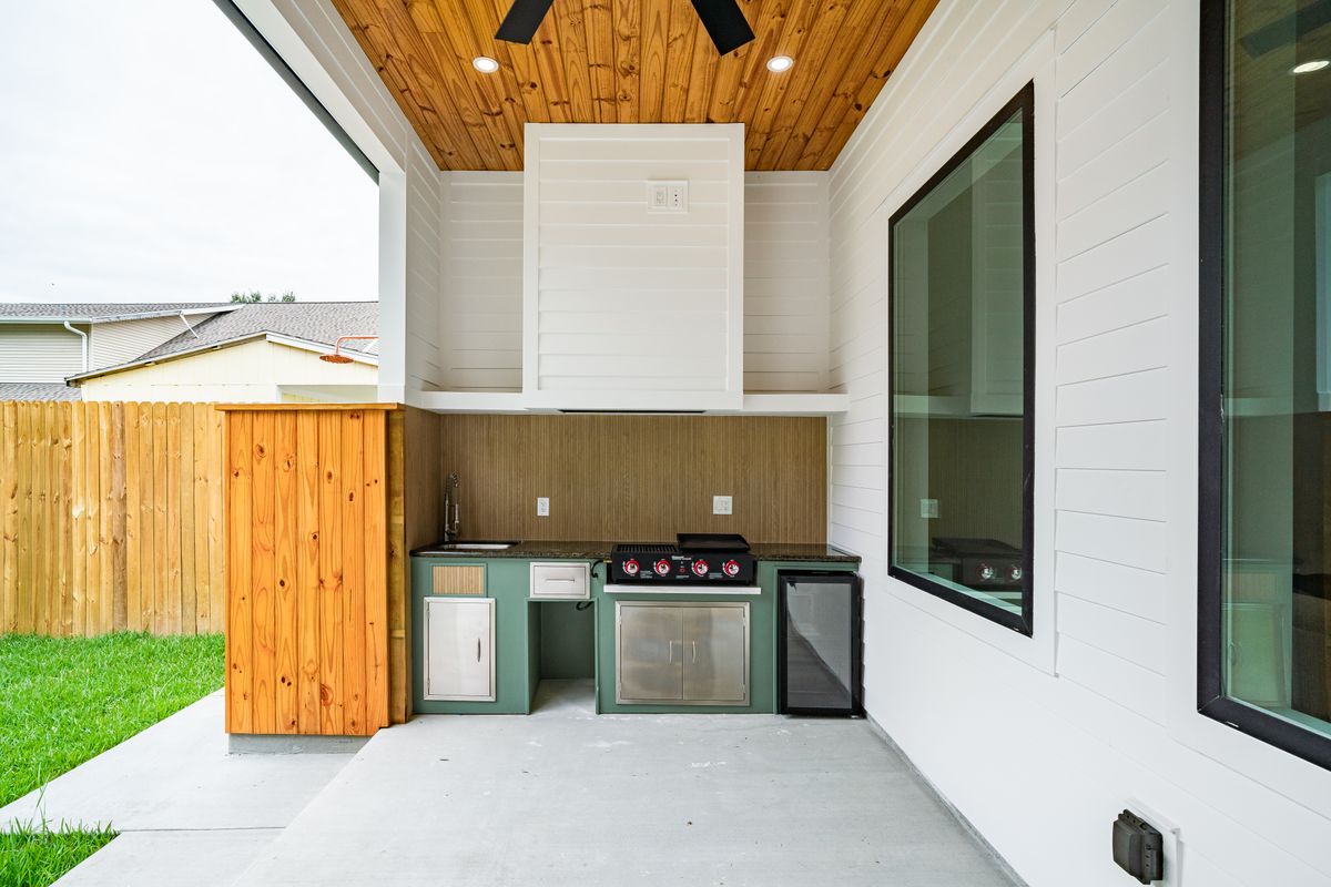 Modern outdoor kitchen and entertaining area